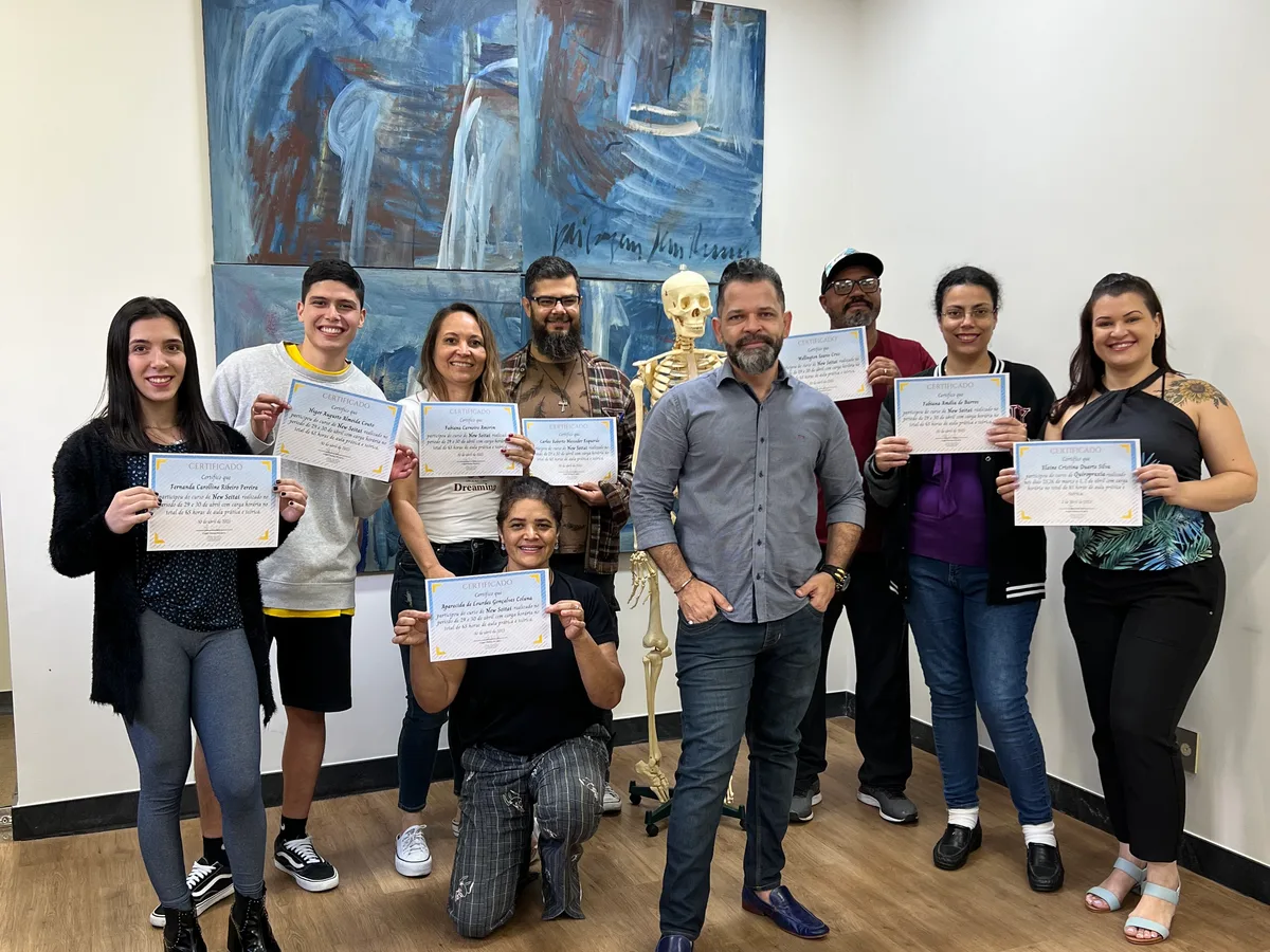 Turma reunida com os certificados de conclusão