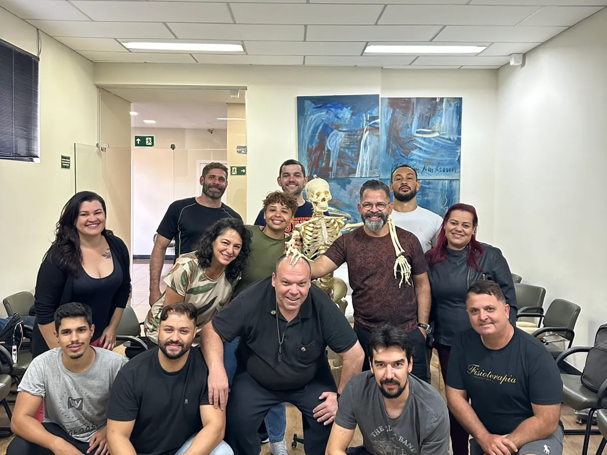 Turma de profissionais de saúde com o modelo anatômico