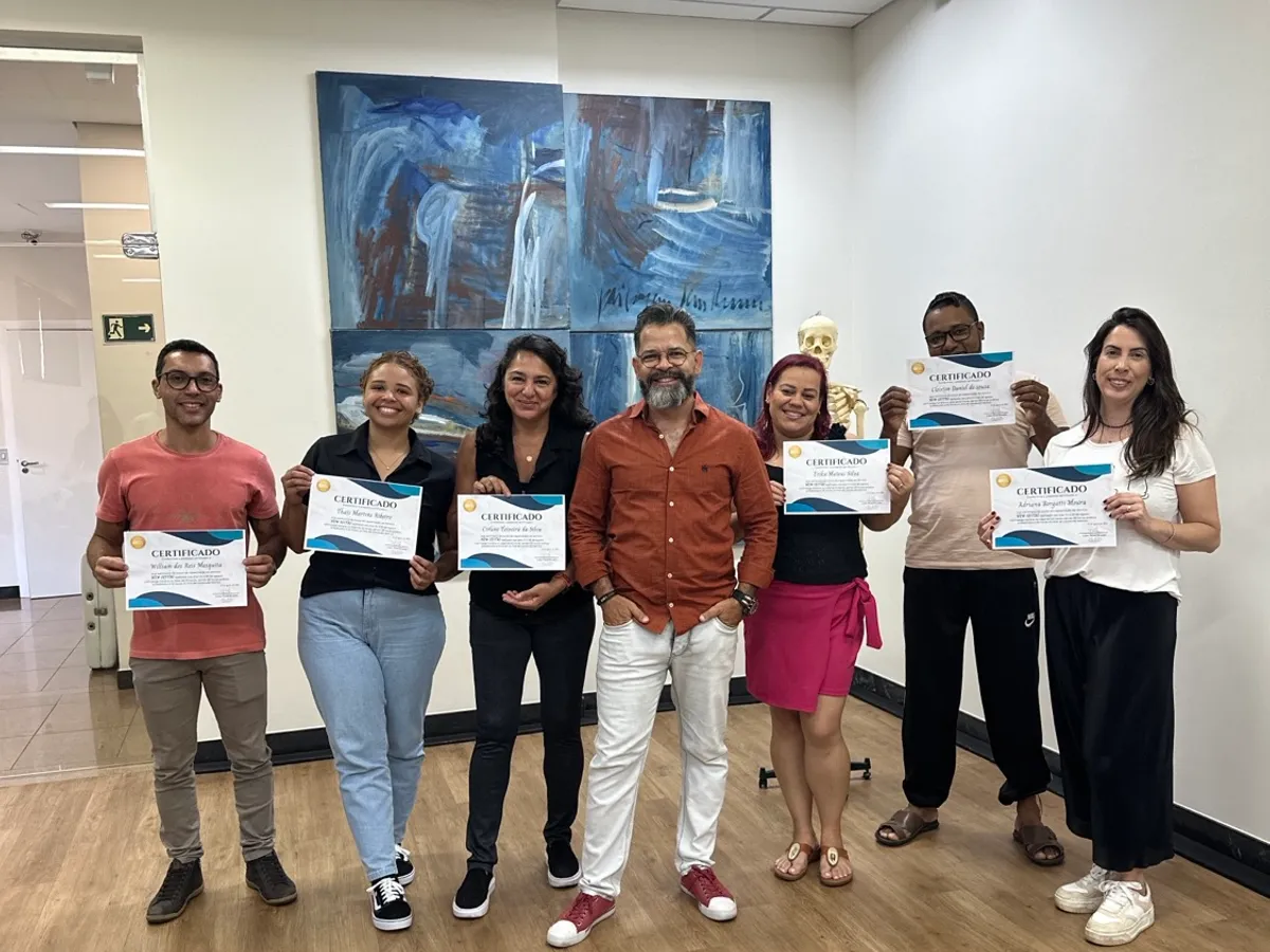 Turma de formandos com os certificados